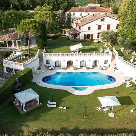 בית נופש Living La Dolce With Pool