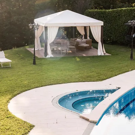 Living La Dolce With Pool SantʼAngelo in Lizzola
